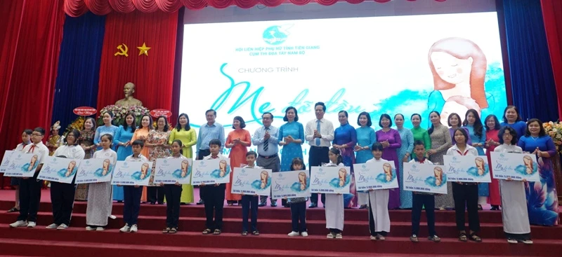 Trao tặng học bổng cho các trẻ em mồ côi.
