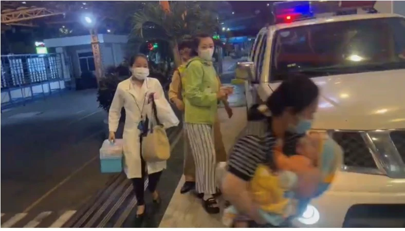 Tổ Cảnh sát giao thông cao tốc dùng xe đặc chủng đưa bệnh nhi đi cấp cứu tại bệnh viện.