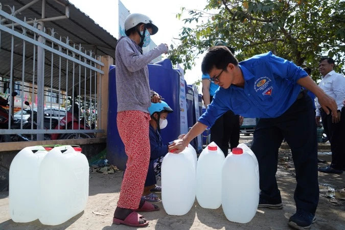 Đoàn Thanh niên cộng sản Hồ Chí Minh thuộc Tổng Công ty Công nghiệp Sài Gòn bơm nước cho người dân.