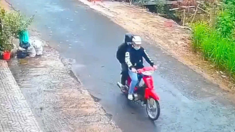Hai đối tượng cướp tiệm vàng bị camera an ninh ghi lại.