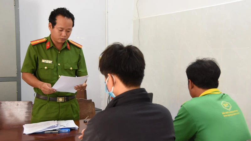 Cơ quan Cảnh sát điều tra Công an huyện Gò Công Tây tống đạt quyết định khởi tố vụ án. 