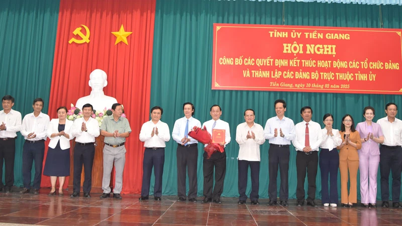 Trao quyết định thành lập Đảng bộ Ủy ban nhân dân tỉnh Tiền Giang.