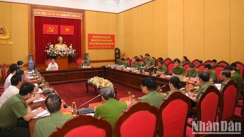 Toàn cảnh buổi làm việc.