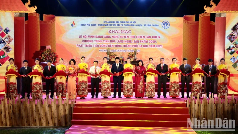 Cắt băng khai mạc chương trình "Tinh hoa làng nghề, sản phẩm OCOP thành phố Hà Nội năm 2023".