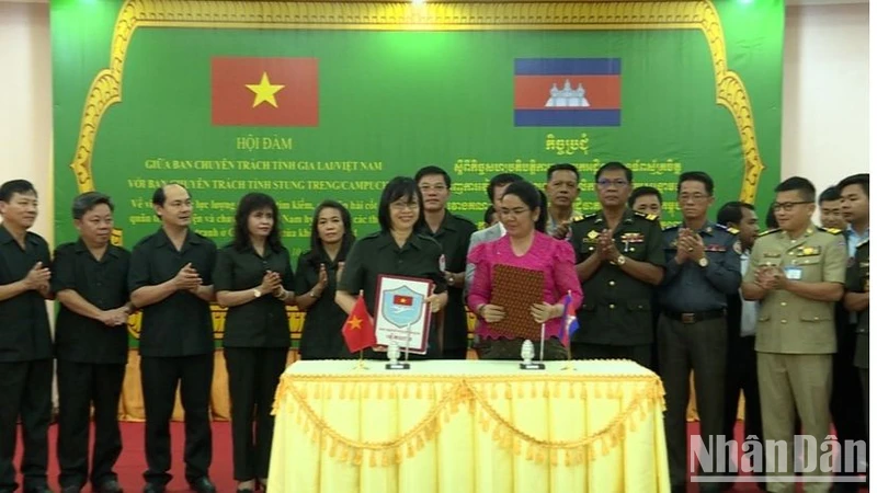 Ban Chuyên trách 2 tỉnh Gia Lai-Stung Treng trao biên bản thống nhất kế hoạch phối hợp triển khai lực lượng tìm kiếm, quy tập hài cốt liệt sĩ mùa khô 2023-2024. (Ảnh: ĐỨC HẢI)