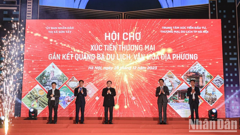 Nghi thức khai mạc hội chợ.