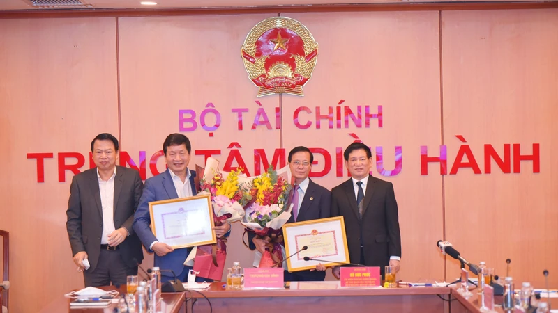 Bộ trưởng Tài chính Hồ Đức Phớc trao bằng khen cho Tập đoàn SOVICO và Tập đoàn FPT thành tích xử lý nghẽn lệnh HoSE.
