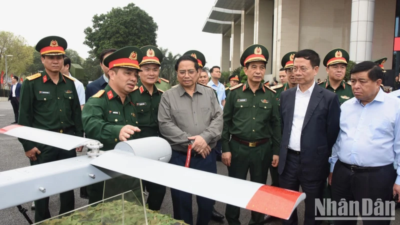 Thủ tướng Phạm Minh Chính thăm các sản phẩm do Viettel nghiên cứu, chế tạo.