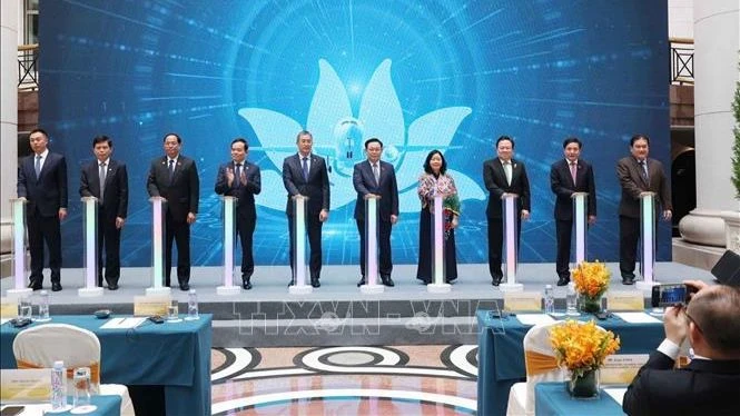 Chủ tịch Quốc hội Vương Đình Huệ và các đại biểu thực hiện nghi thức chào mừng chuyến bay thứ 100.000 của Vietnam Airlines tới Trung Quốc. (Ảnh: TTXVN)