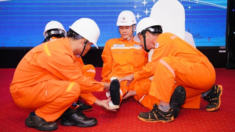 Các thí sinh trong phần thi thực hành sơ cấp cứu, xử lý vết thương.