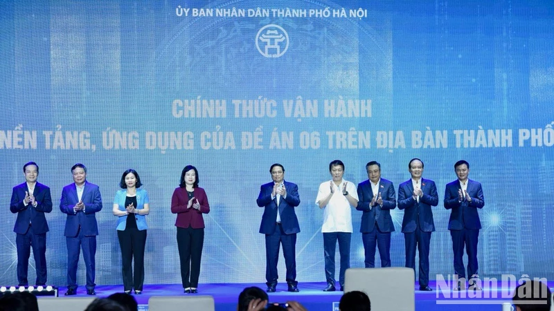 Thủ tướng Phạm Minh Chính và các đồng chí lãnh đạo thực hiện nghi thức công bố chính thức vận hành các nền tảng, ứng dụng trên địa bàn Hà Nội.
