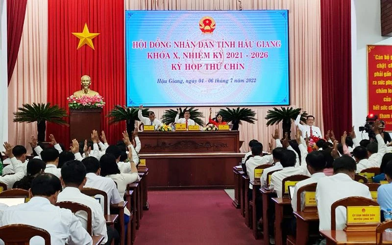 Kỳ họp thông qua nhiều nghị quyết quan trọng.