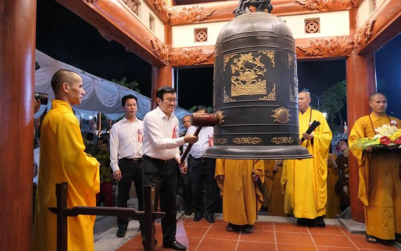 Nguyên Chủ tịch nước Trương Tấn Sang thỉnh chuông tại Đền thờ các Anh hùng, liệt sĩ trước khi diễn ra lễ cầu siêu.