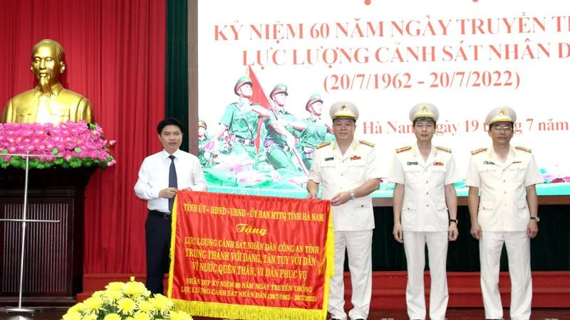 Chủ tịch Ủy ban nhân dân tỉnh Hà Nam Trương Quốc Huy tặng bức trướng cho lực lượng Cảnh sát nhân dân Hà Nam.