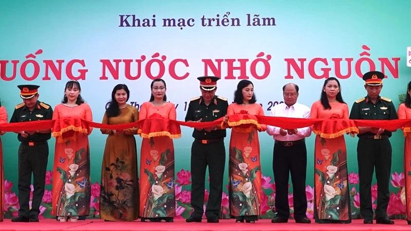 Lãnh đạo Quân khu 9 cắt băng khai mạc triển lãm.