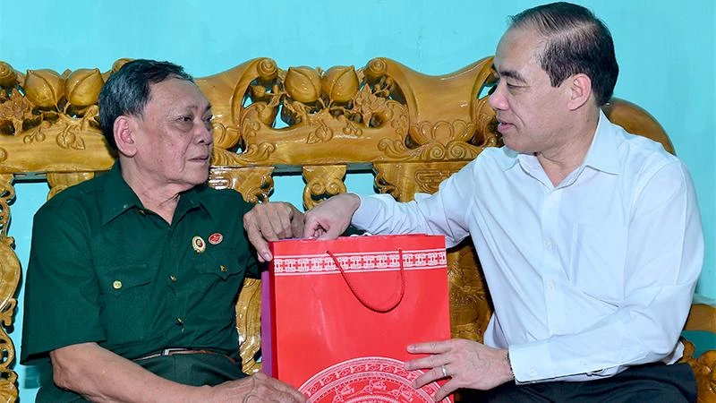 Đồng chí Chẩu Văn Lâm, Ủy viên Ban Chấp hành Trung ương Đảng, Bí thư Tỉnh ủy Tuyên Quang thăm hỏi, tặng quà ông Trần Xuân Thanh, thương binh hạng 2/4 trú tại phường Minh Xuân, thành phố Tuyên Quang.