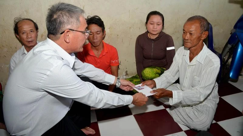 Phó Chủ tịch Ủy ban nhân dân thành phố Phan Thiết (Bình Thuận) Lê Văn Chơn tới thăm và trao quà cho ông Nguyễn Thành Là, gia đình có 4 người thân đi trên tàu cá bị nạn, trong đó có 2 người tử vong, 2 người được cứu sống.