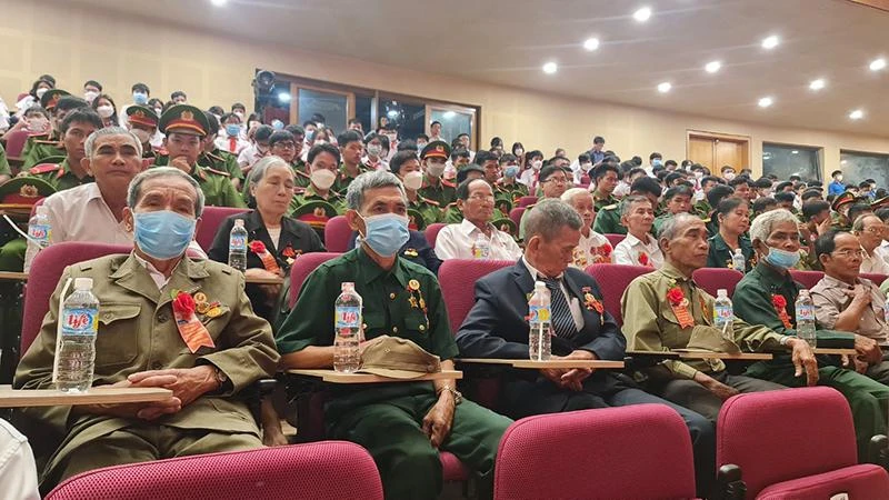Hơn 300 đại biểu là người có công, thương binh, đại diện gia đình liệt sĩ... dự Hội nghị.