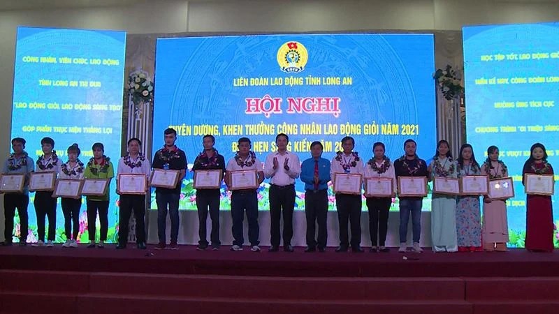 Lãnh đạo Liên đoàn Lao động tỉnh Long An khen thưởng công nhân lao động giỏi.