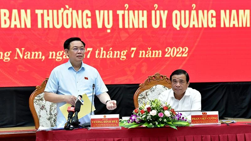 Chủ tịch Quốc hội Vương Đình Huệ phát biểu kết luận buổi làm việc.