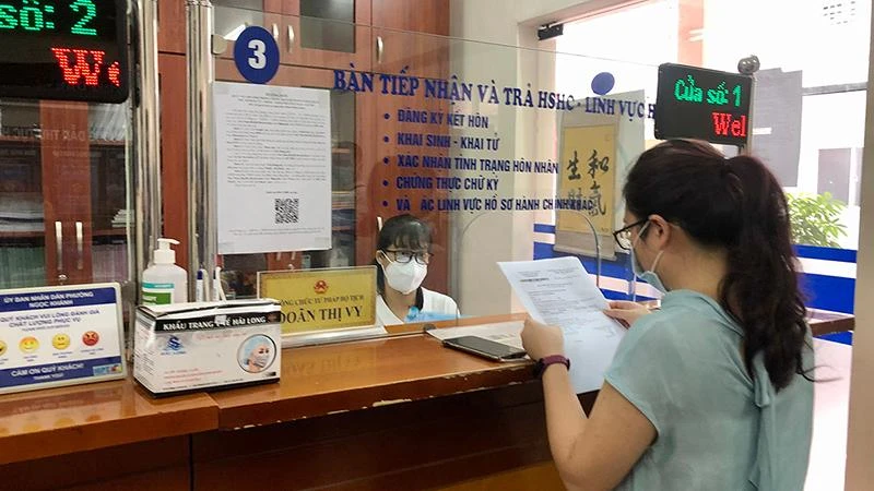Thực hiện thủ tục hành chính tại Ủy ban nhân dân phường Ngọc Khánh (quận Ba Đình, Hà Nội).