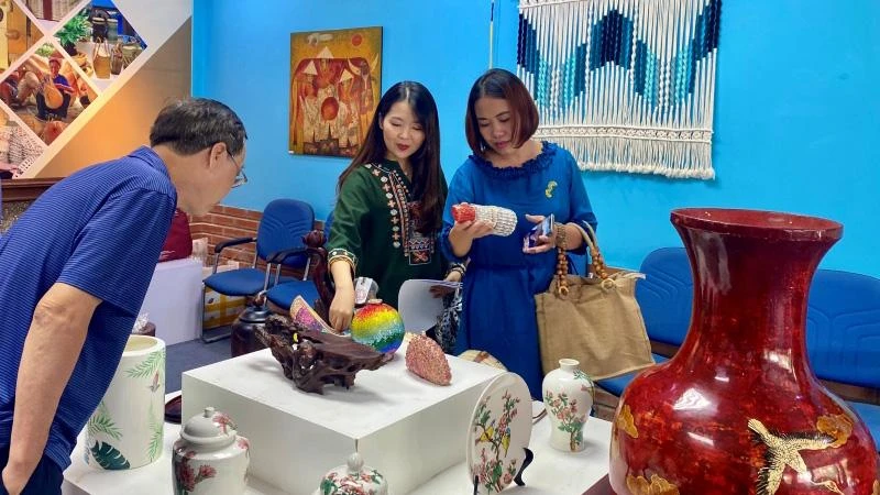 Người dân tham quan các sản phẩm thủ công mỹ nghệ đặc sắc trưng bày tại Triển lãm.