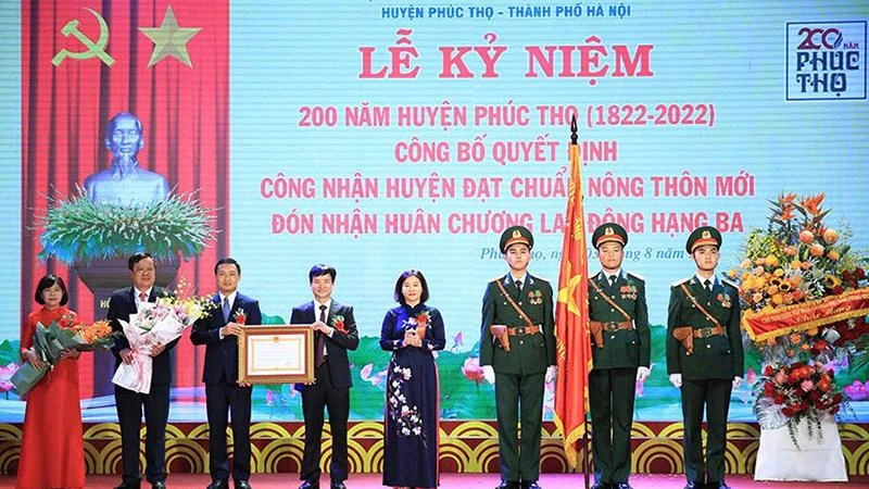 Lãnh đạo huyện Phúc Thọ đón nhận Quyết định công nhận đạt chuẩn nông thôn mới. (Ảnh: QUANG ANH)