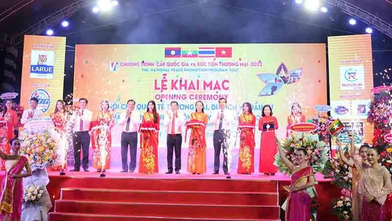 Cắt băng khai mạc Hội chợ.