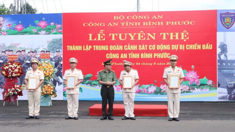 Đại tá Nguyễn Xuân Thắng, Giám đốc Công an tỉnh Bình Phước trao quyết định thành lập Trung đoàn Cảnh sát cơ động dự bị chiến đấu.