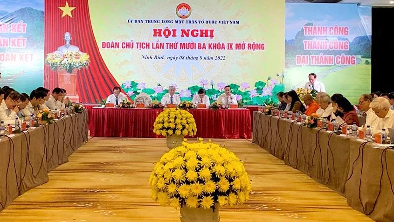 Quang cảnh Hội nghị lần thứ 13, đoàn Chủ tịch Ủy ban Trung ương Mặt trận Tổ quốc Việt Nam.