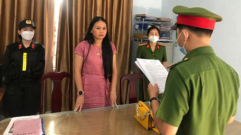 Cơ quan điều tra tống đạt quyết định khởi tố, bắt tạm giam đối tượng Huỳnh Thị Châu.