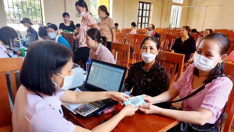 Người dân xã Hiền Lương, huyện Hà Hòa được tiếp cận nguồn vốn vay hộ nghèo.