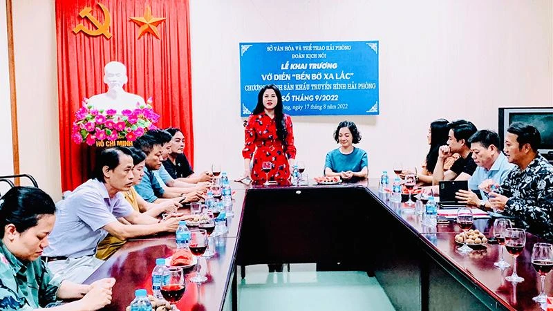 Quang cảnh khai trương vở diễn “Bến bờ xa lắc” sáng 17/8.