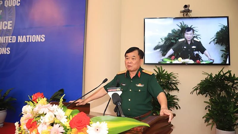 Thượng tướng Hoàng Xuân Chiến, Thứ trưởng Quốc phòng phát biểu ý kiến tại hội nghị. 