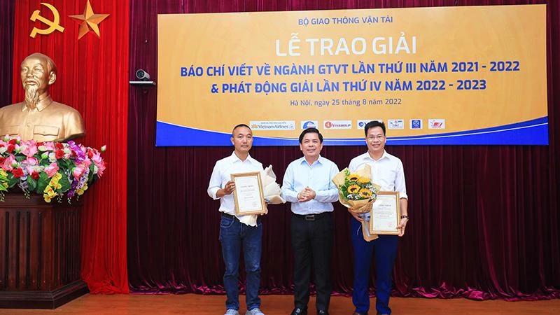 Bộ trưởng Giao thông vận tải trao giải Nhất cho các tác giả đoạt giải.