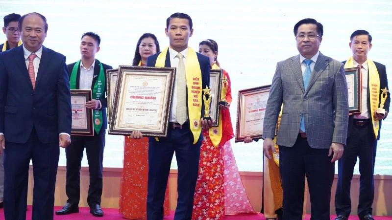 Đại diện Phương Trang Futa đón nhận các danh hiệu Doanh nghiệp tiêu biểu Việt Nam-ASEAN.