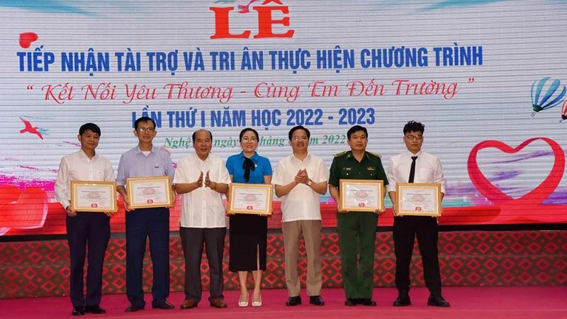 Trao danh hiệu "Sen vàng nhân ái xứ Nghệ tiêu biểu" cho các tập thể và cá nhân. (Ảnh: Thu Hương)