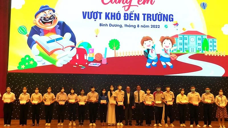 Lãnh đạo Ủy ban nhân dân tỉnh Bình Dương trao học bổng cho các em học sinh tại Chương trình “Tiếp sức đến trường”.