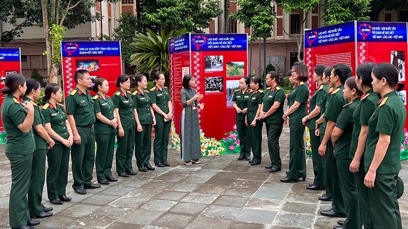 Triển lãm ảnh thu hút đông cán bộ, đảng viên tới xem.