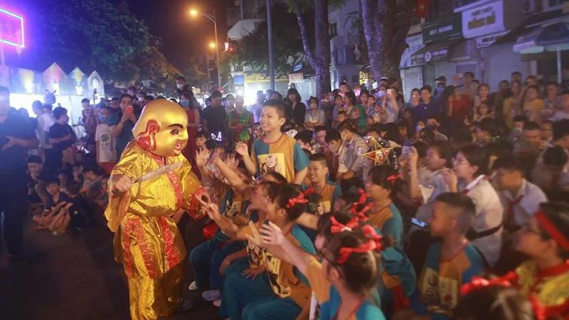 Trẻ em vui thích tham gia Lễ hội Trung thu Phố cổ 2022 tối 1/9.