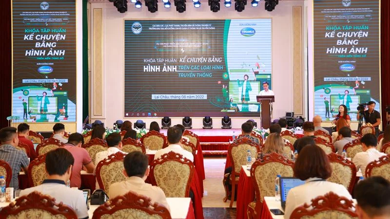 Với nội dung thiết thực, khóa tập huấn “Kể chuyện bằng hình ảnh trên các loại hình truyền thông” thu hút hơn 40 phóng viên ảnh và biên tập viên tại khu vực phía bắc.