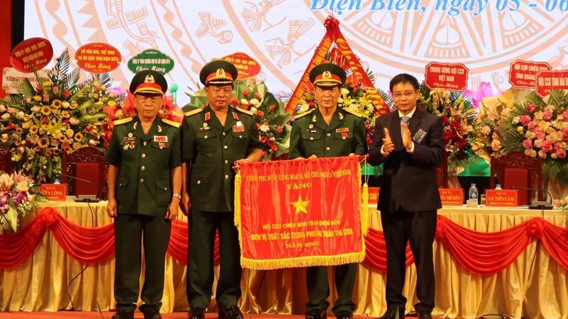 Thừa ủy quyền Thủ tướng Chính phủ, đồng chí Nguyễn Văn Thắng, Bí thư Tỉnh ủy Điện Biên trao Cờ thi đua của Chính phủ cho Hội Cựu chiến binh tỉnh Điện Biên. 