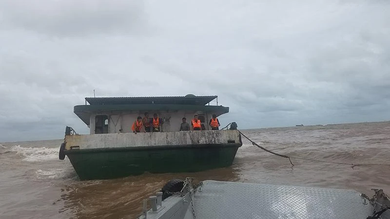 Tàu chở hơn 1.000 tấn dầu DO bị nước đánh tràn vào hầm tàu, có nguy cơ chìm đắm. (Ảnh: Bộ đội Biên phòng tỉnh Thái Bình cung cấp)