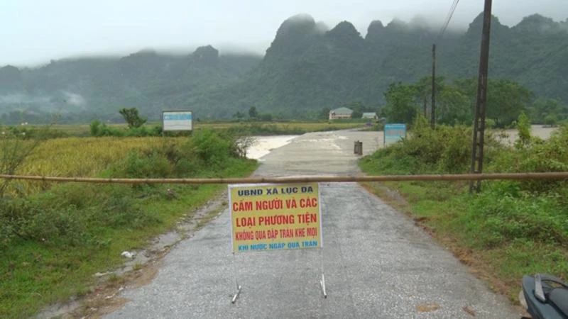 Tràn qua đường trên địa bàn xã Môn Sơn (Con Cuông) bị ngập nước.