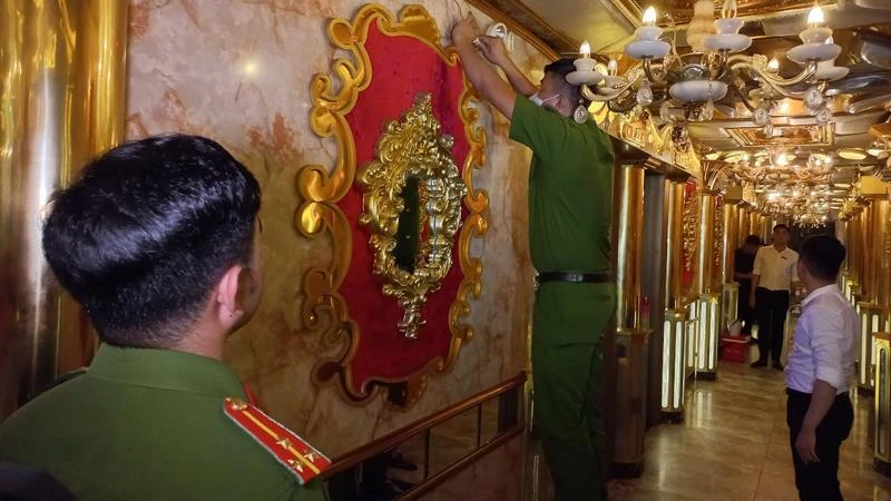 Kiểm tra tại 1 cơ sở kinh doanh karaoke tại thành phố Biên Hòa. (Ảnh: Công an cung cấp).