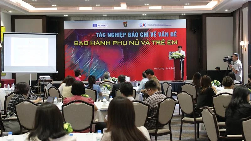 Quang cảnh buổi tọa đàm tác nghiệp báo chí về vấn đề bạo hành phụ nữ và trẻ em.