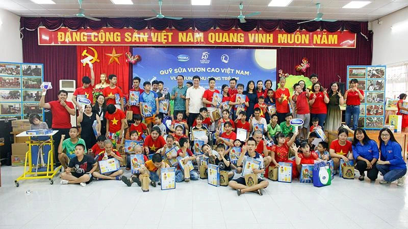 Các em nhỏ tại Trung tâm phục hồi chức năng Việt-Hàn đã có một buổi vui trung thu ấm áp và rộn ràng cùng Quỹ sữa Vươn cao Việt Nam và Vinamilk.