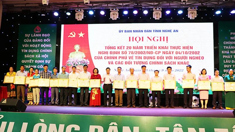 Tặng Bằng khen cho các tập thể và cá nhân có thành tích xuất sắc trong hoạt động tín dụng chính sách. 