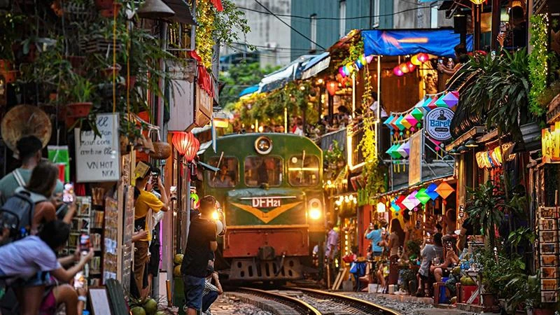 Tình trạng người dân bày bán hàng và du khách đến khu vực trên để chụp ảnh, quay phim tiếp tục tái diễn.