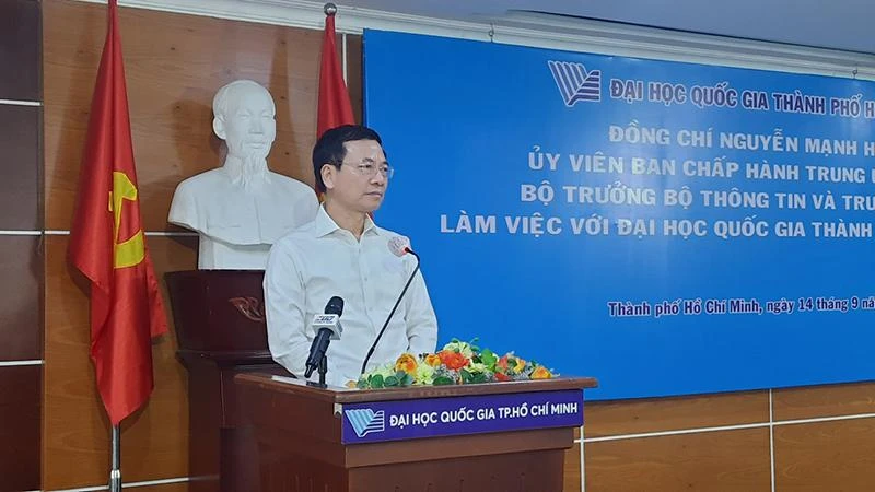 Đồng chí Nguyễn Mạnh Hùng, Bộ trưởng Thông tin và Truyền thông phát biểu tại buổi làm việc. 